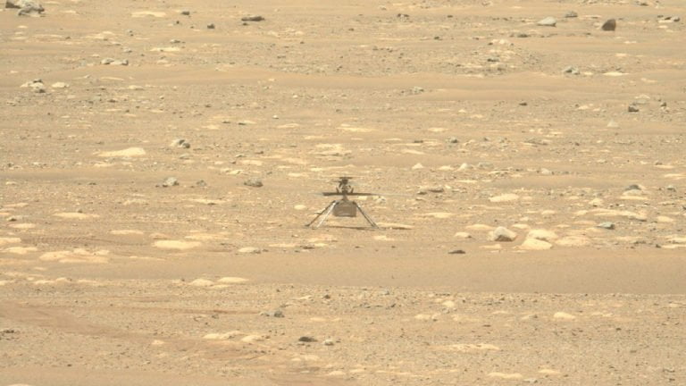 Imagem do helicóptero Mars Ingenuity capturada em 16 de abril de 2021 pela câmera Mastcam-Z esquerda do rover Mars Perseverance. (Crédito: NASA JPL-Caltech ASU)