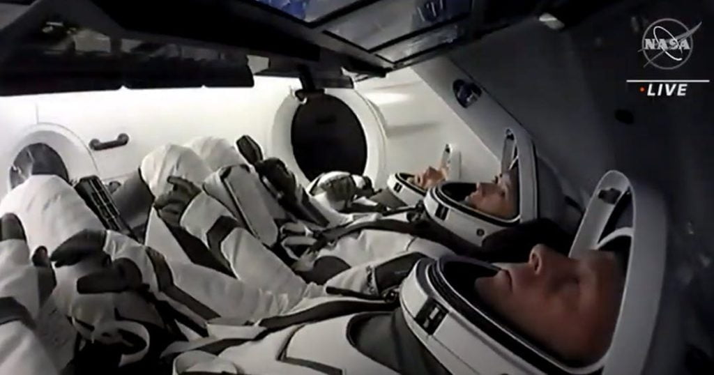Missão Crew-2 chega à ISS após susto com objeto não identificado 1 Missão Crew-2 levou susto com a aproximação de objeto não identificado (Imagem: NASA/Reprodução)