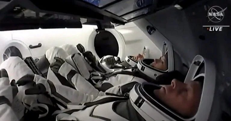 Missão Crew-2 levou susto com a aproximação de objeto não identificado (Imagem: NASA/Reprodução)