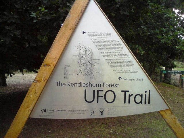 Novas fotos reacendem debate sobre caso Rendlesham Forest 3 Atração turística: placa na Floresta Rendlesham indica trilha do UFO