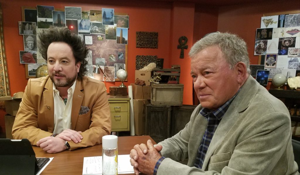 Especial de Alienígenas do Passado reúne "Kirk" e Tsoukalos 1 Capitão Kirk, Willian Shatner, e Giorgio Tsoukalos em Alienígenas do Passado (Foto: divulgação)