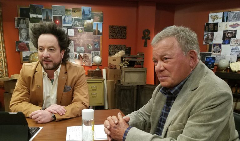 Capitão Kirk, Willian Shatner, e Giorgio Tsoukalos em Alienígenas do Passado (Foto: divulgação)
