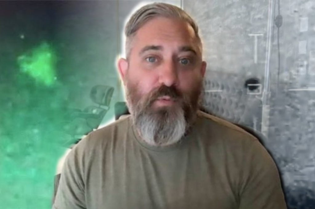 Jeremy Corbell disse que a Marinha dos EUA discutiu a possibilidade de os óvnis usarem bases nos oceanos (Foto: Montagem sobre Reprodução/ExtraordinaryBeliefs)