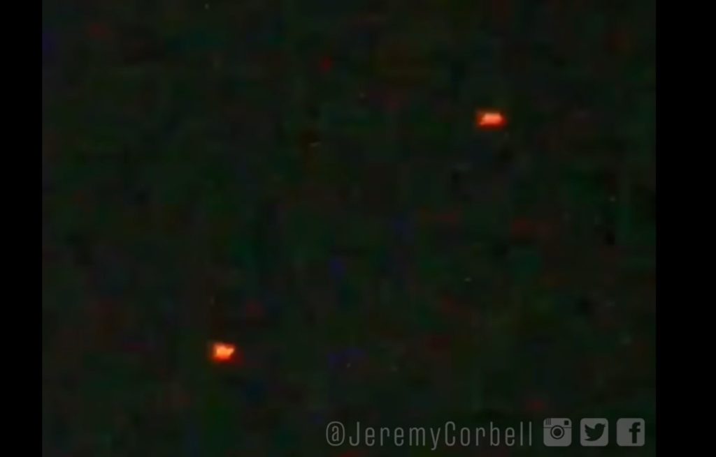 Novo vazamento em vídeo mostra UFOs em cerco a navio militar dos EUA 1 Filmagem de UFOs feita pela equipe Viper no convés do navio militar USS Omaha, vazada por Jeremy Corbell