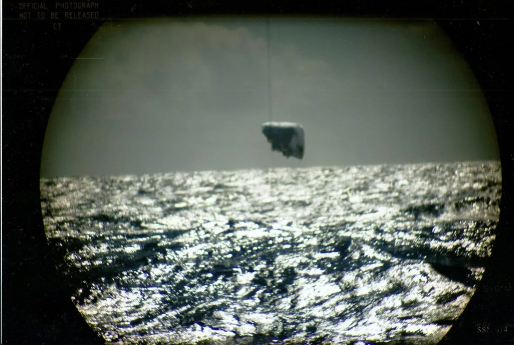 As estranhas fotos de óvnis no mar tiradas do submarino USS Trepang em 1971 2 Reprodução digital original de uma das supostas fotos do submarino USS trepang (Reprodução: The Black Vault)
