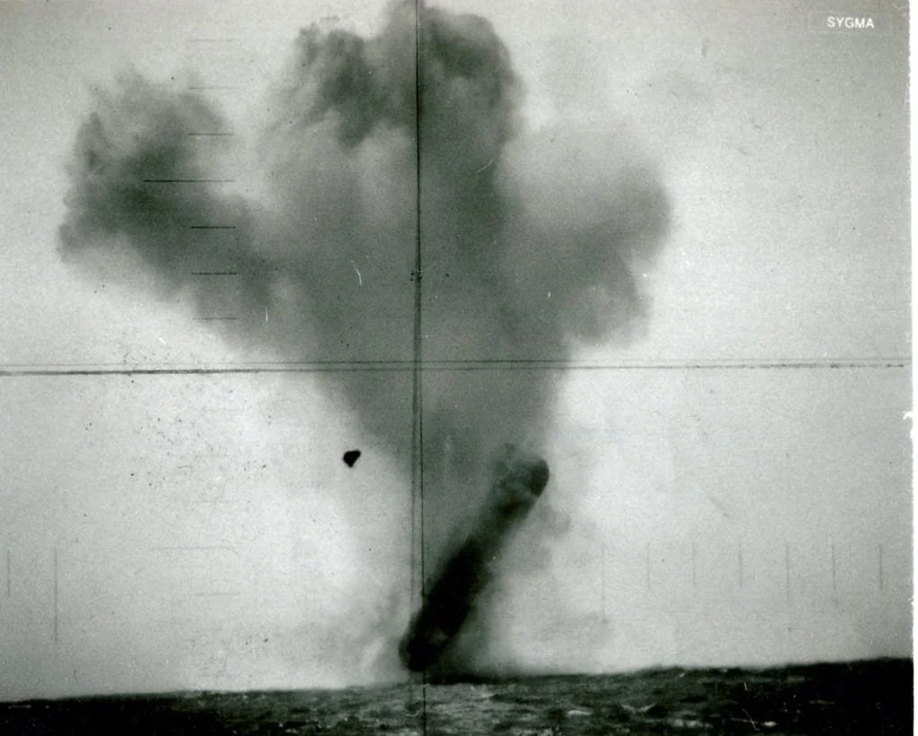 As estranhas fotos de óvnis no mar tiradas do submarino USS Trepang em 1971 3 Reprodução digital original de uma das supostas fotos do submarino USS Trepang (óvni entrando na água?) (Reprodução: The Black Vault)