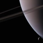 Encélado é o sexto maior satélite de Saturno