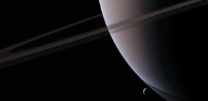 Encélado é o sexto maior satélite de Saturno