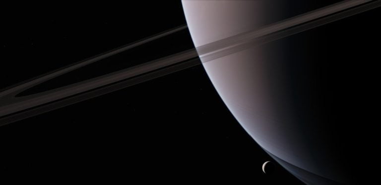 Encélado é o sexto maior satélite de Saturno