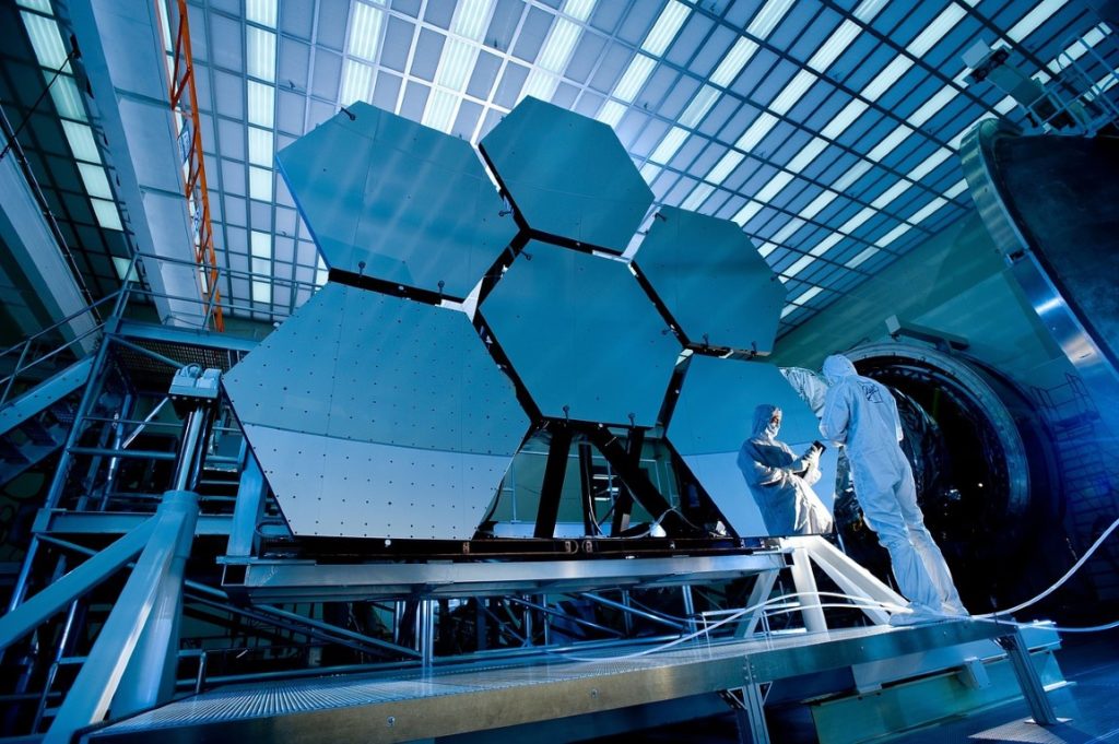 Luz de estrelas e criptografia: o segredo de extraterrestres indetectáveis? 1 Inspeção do espelho de um telescópio. Criptografia de extraterrestres seria indetectável para nós, mesmo usando luz de estrelas