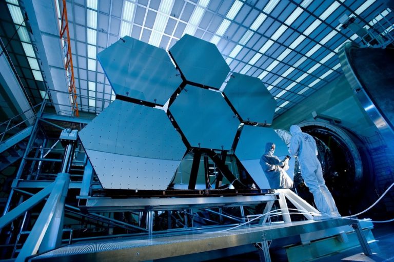 Inspeção do espelho de um telescópio. Criptografia de extraterrestres seria indetectável para nós, mesmo usando luz de estrelas