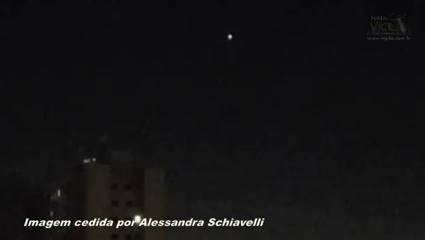 Vídeos em Osasco (SP) mostram objetos luminosos que desaparecem 2 Objeto luminoso filmado por Alessandra Schiavelli em Presidente Altino, Osasco, em julho de 2021