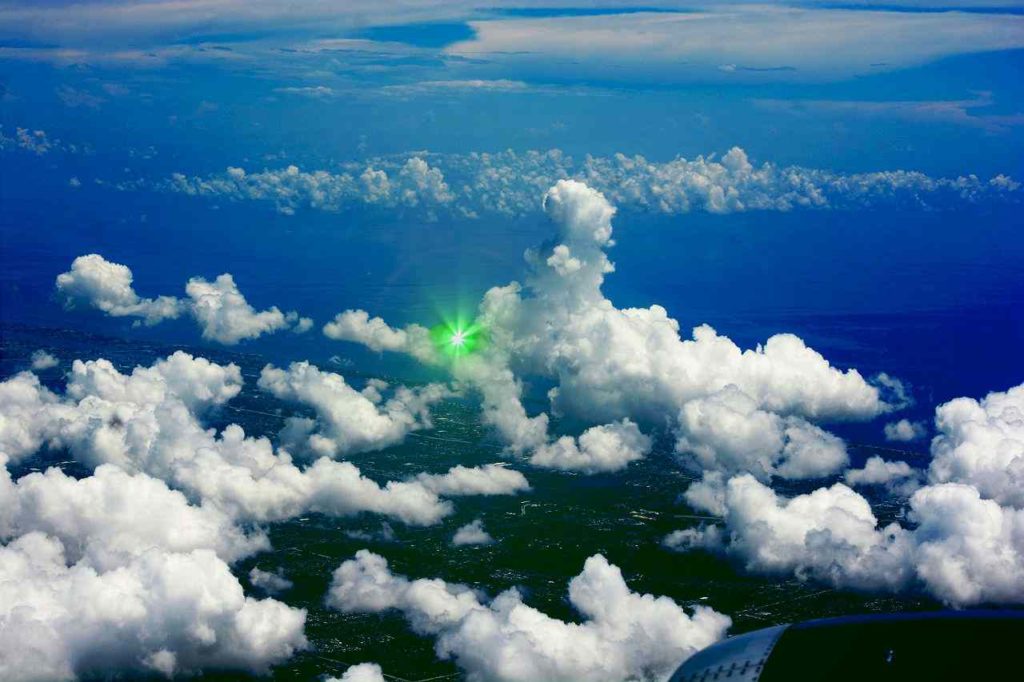 Dois aviões relatam encontro com óvni verde e brilhante no Canadá 1 Pilotos de dois aviões no Canadá relatam óvni verde brilhante entre as nuvens (Imagem ilustrativa/Pixabay/Fotomontagem)