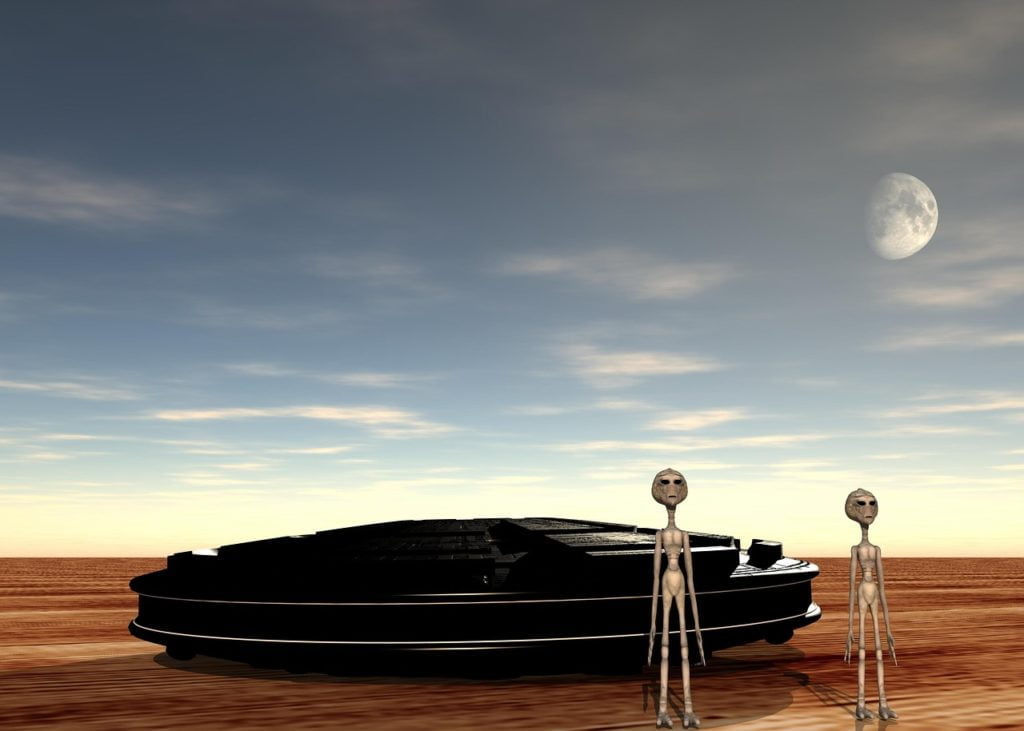 Polêmica: pesquisadores renomados questionam narrativas UAP dos EUA 1 Imagem ilustrativa de Pixabay - dois alienígenas em frente a um disco parado no deserto, sob o luar