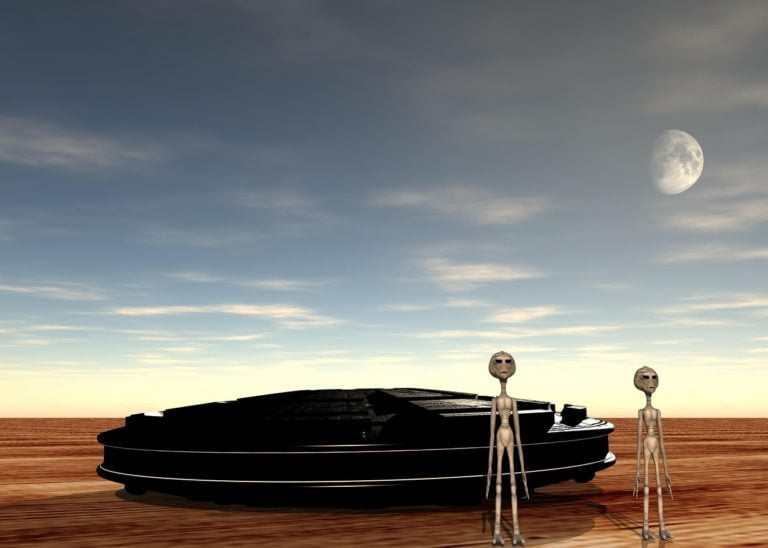 Imagem ilustrativa de Pixabay - dois alienígenas em frente a um disco parado no deserto, sob o luar