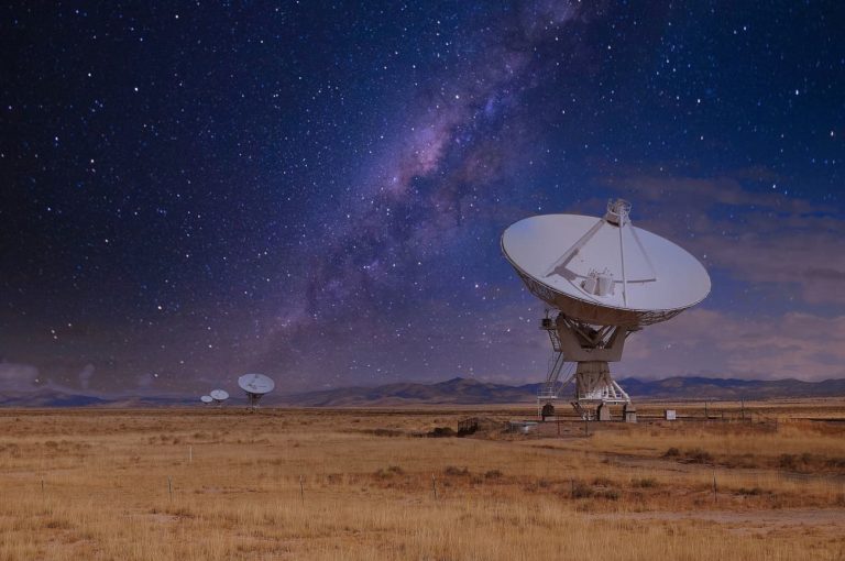 Cientistas da NASA propõem escala CoLD, para preparar descoberta de ETs sem sensacionalismo no futuro próximo - Radiotelescopio (Imagem de Pierluigi D'Amelio por Pixabay)