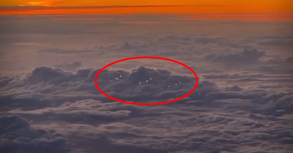 Piloto filma 12 luzes estranhas sobre o Pacífico: "não sei o que é isso" 1 Piloto filma luzes sobre o Oceano Pacífico e exclama não sei o que é isso (imagem: reprodução Youtube)