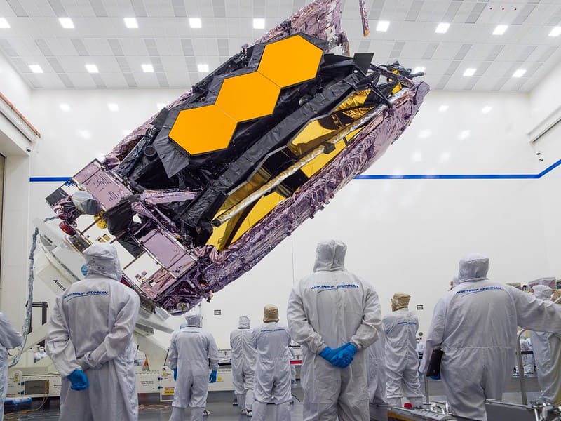 James Webb: humanidade terá novos e mais potentes olhos no espaço 3 Preparativos e testes do James Webb ainda em Terra Quando desdobrado um gigante quase do tamanho de uma quadra de tenis Imagem NASA Chris Gunn