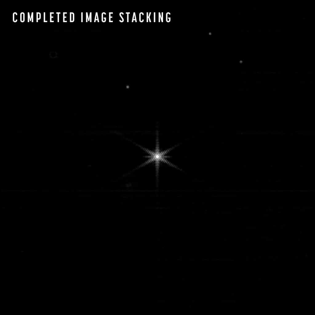 Telescópio James Webb consegue primeira imagem única de estrela alvo 1 Nesta imagem, as imagens de cada um dos 18 segmentos individuais do James Webb foram reunidas em um único ponto. (Imagem: Nasa - STScI / Divulgação)