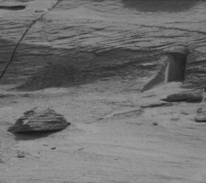 Portal de alienígenas do passado, egípcios em Marte ou... uma rachadura? 2 Recorte da fotografia obtita pela Mast Camera, do rover Curiosity, em Marte (Sol 3466 - Nasa)