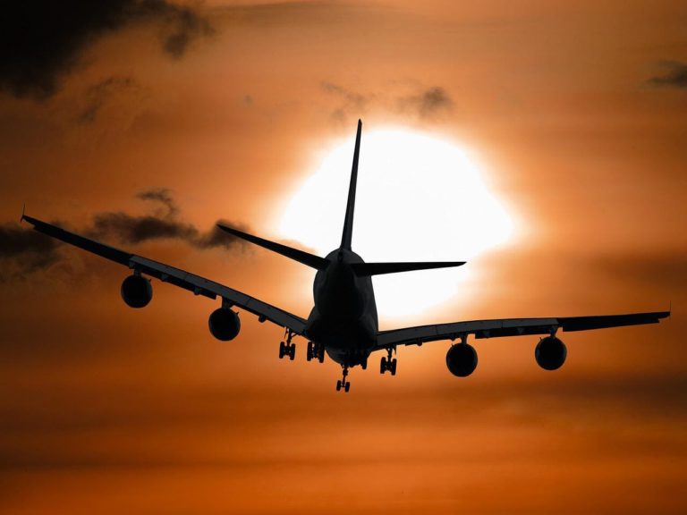 FAA libera mais de 60 relatórios de encontros perigosos entre UFOs e aviões (Imagem de Gerhard, por Pixabay)