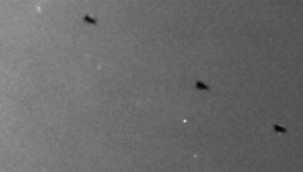 Continua a polêmica sobre "invasão de óvnis" nos céus da Ucrânia 1 Composição de fotos com um objeto escuro ("fantasma") se movendo e outros dois brilhantes ("cósmicos")