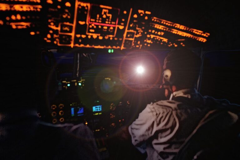 Pilotos avistam óvni (imagem ilustrativa). Efeito sobre foto de Kelly/Pexels