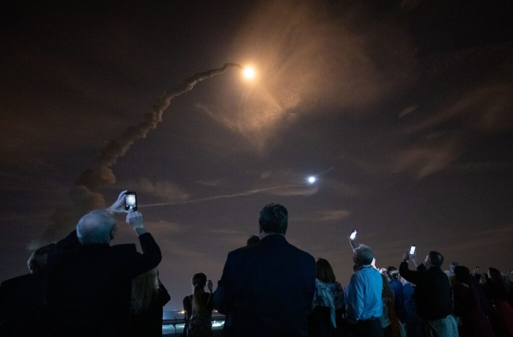 A reconquista da Lua: NASA lança Artemis I com o poderoso foguete SLS 1 ir do Kennedy Space Center. A Lua é mostrada à direita, no alto. (Foto: NASA/Bill Ingalls)