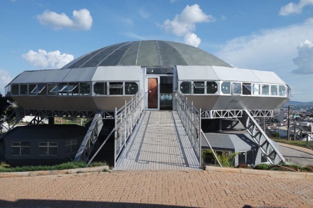 Documentário sobre Varginha abala pilares militares e expõe suspeitas de fraudes 3 Vista externa do Memorial do ET, em Varginha, lembrando um "disco voador" (foto: Divulgação/PMV)