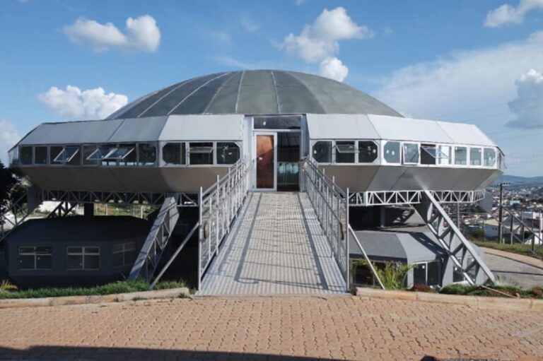 Vista externa do Memorial do ET, em Varginha, lembrando um "disco voador" (foto: Divulgação/PMV)