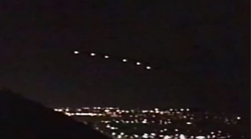 Luzes de Phoenix: 26 anos do mistério ufológico que ainda intriga os EUA 1 Muitos moradores e veículos de imprensa registraram o estranho fenômeno das luzes de Phoenix (Repodução/Youtube)