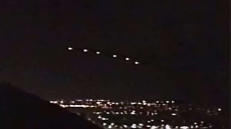Muitos moradores e veículos de imprensa registraram o estranho fenômeno das luzes de Phoenix (Repodução/Youtube)