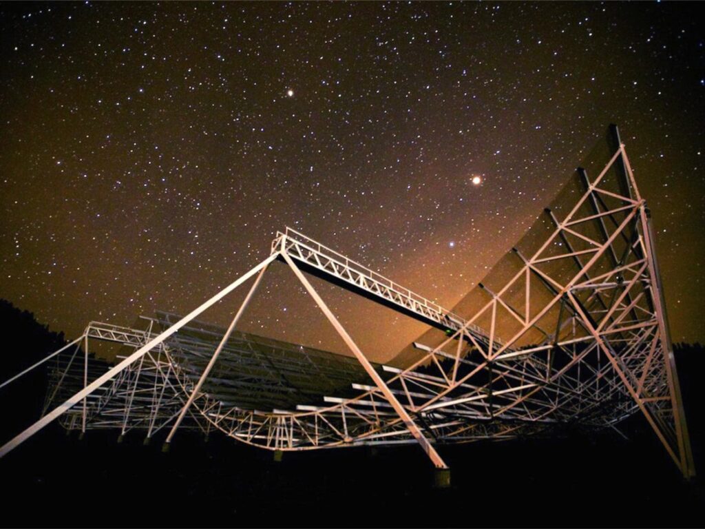 Astrônomos identificam 25 novos sinais FRBs repetitivos misteriosos 1 Radiotelescópio CHIME (Imagem: chime-experiment.ca)