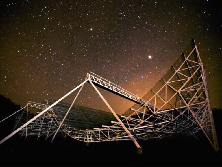 Radiotelescópio CHIME (Imagem: chime-experiment.ca)