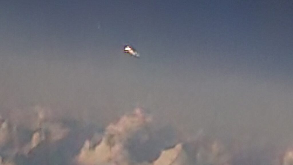 Denunciante UAP compartilha registro de UFOs sobre NY feito por piloto 1 Uma das imagens divulgadas por Ryan Graves. UAP ou Starlink (Crédito: Ryan Graves)