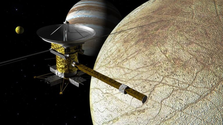 Concepção artística da sonda Europa Clipper sobre a lua de Júpiter (Por Kevin Gill/Wikimedia)