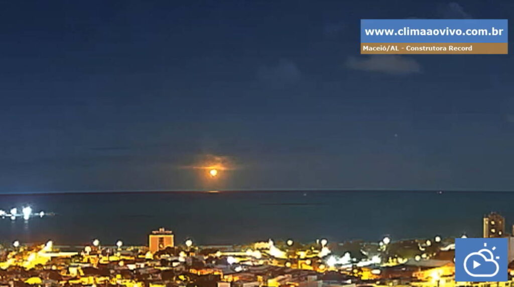 Grande "bola de fogo" ilumina o céu de Maceió 1 Bolas de fogo nos céus de Maceió foram registradas pelo serviço Clima Ao Vivo (Reprodução Clima Ao Vivo/Youtube)