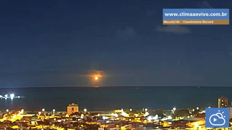 Bolas de fogo nos céus de Maceió foram registradas pelo serviço Clima Ao Vivo (Reprodução Clima Ao Vivo/Youtube)