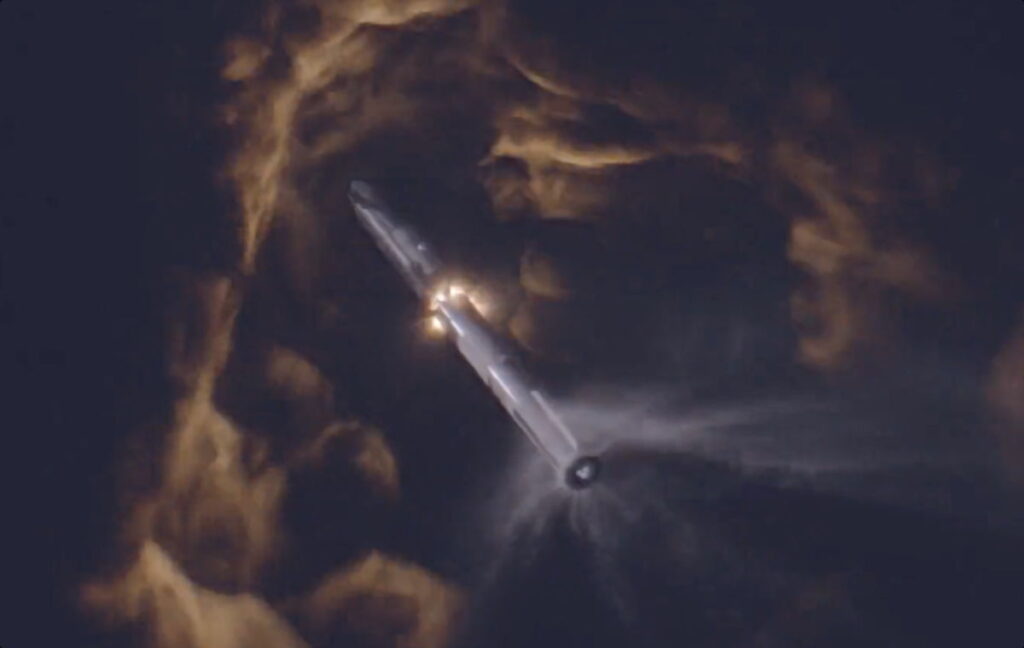 Novo Starship explode após lançamento mas SpaceX considera teste bem sucedido 1 O momento da separação da Starship, segundos antes da explosão do SuperHeavy (Imagem: Reprodução/SpaceX)