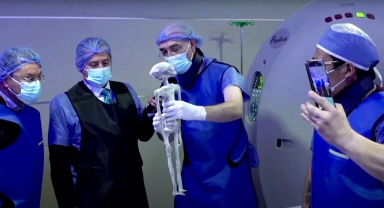 Imagem do processo de investigação radiológica das Múmias de Nazca (Reprodução/TV Maussan/Youtube)