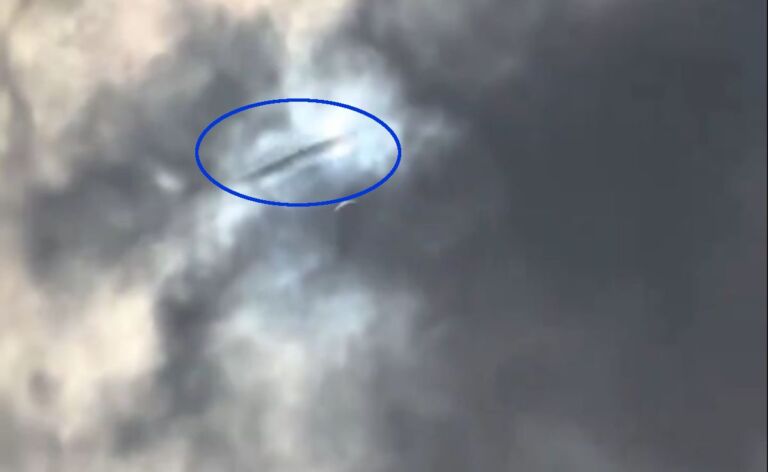 Um vulto passa acima das nuvens no momento de "nitidez das sombras" do eclipse. OVNI ou coincidência (Reprodução/X.com/Matt Wallace)