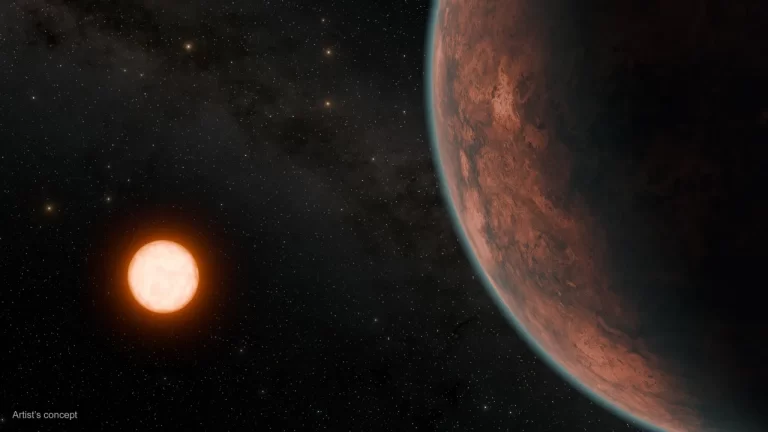 Gliese 12 b, que orbita uma estrela anã vermelha fria localizada a apenas 40 anos-luz de distância, promete dizer aos astrónomos mais sobre como os planetas próximos das suas estrelas retêm ou perdem as suas atmosferas. Neste conceito artístico, Gliese 12 b é mostrado mantendo uma atmosfera tênue. Imagem: NASA/JPL-Caltech/R. Hurt (Caltech-IPAC)