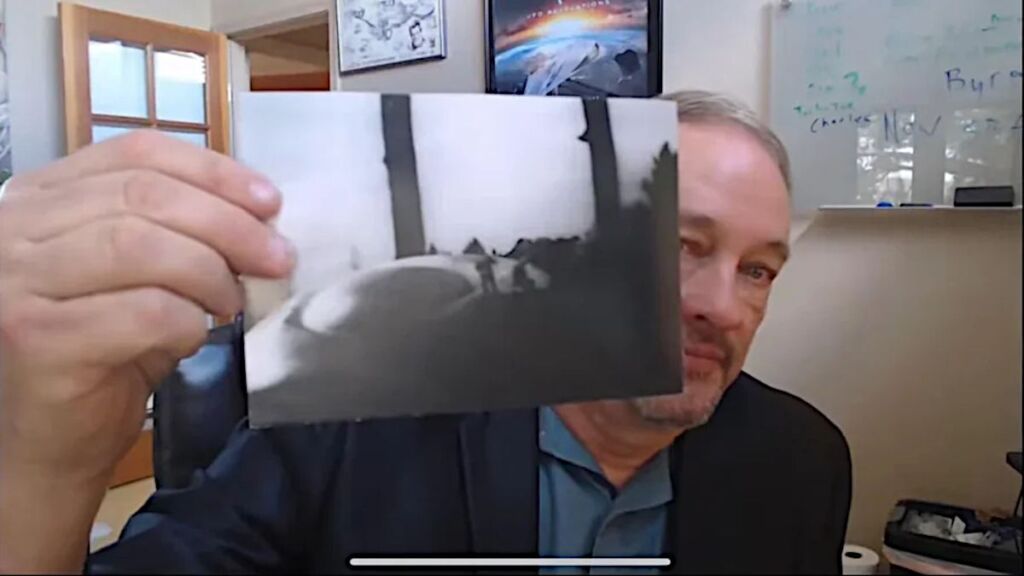 Ron James, diretor de relações de mídia da MUFON, apresenta a foto durante entrevista ao podcast Vetted (Reprodução Youtube - Vetted)