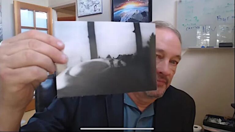 Ron James, diretor de relações de mídia da MUFON, apresenta a foto durante entrevista ao podcast Vetted (Reprodução Youtube - Vetted)
