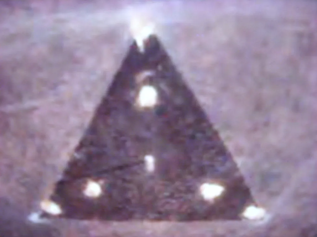 Vídeos reacendem debate sobre a famosa onda de OVNIs triangulares na Bélgica 4 Suposta foto de satélite (Google Earth) do TR-3B (Wikimedia)