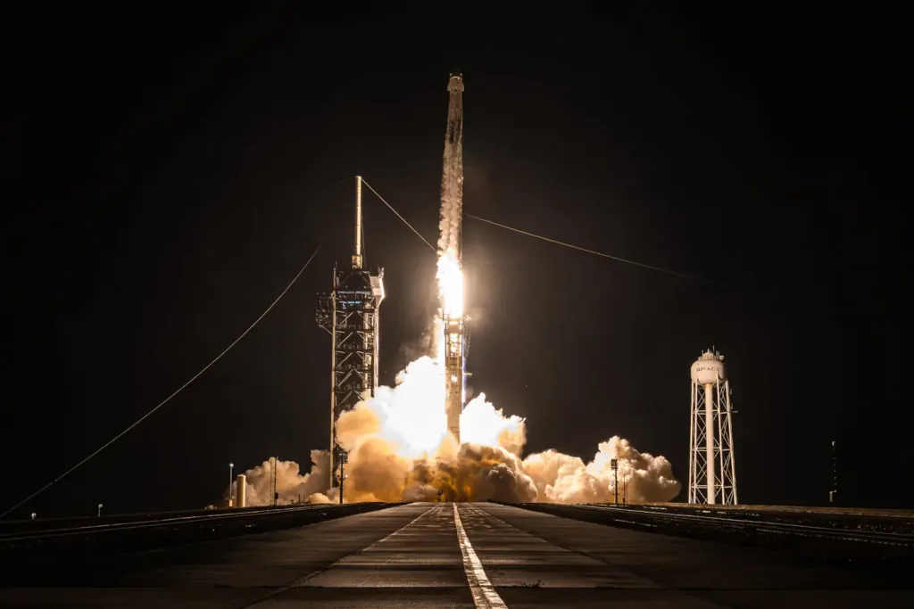 SpaceX lança Polaris Dawn: EVA privada marcará nova era espacial 1 Lançamento bem sucedido da missão privada Polaris Dawn (SpaceX - Flickr)