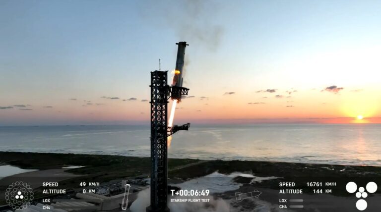 Aproximação final controlada do booster da Starship, momentos antes da captura pelos braços do 'mechazilla' (reprodução SpaceX - X.com)