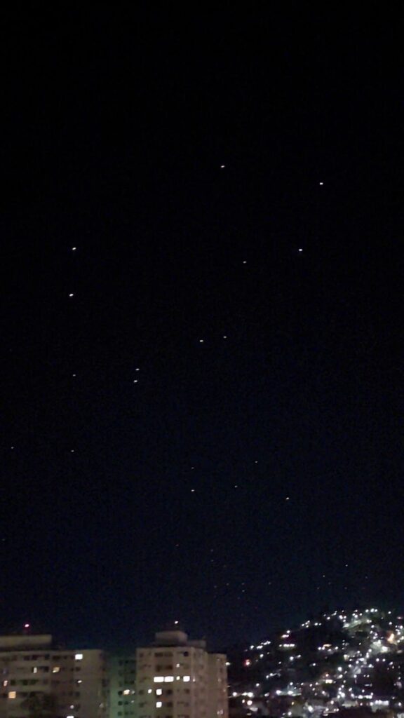 Luzes misteriosas no céu de Niterói intrigam testemunha e desafiam explicações 2 Luzes se parecem com estrelas - exceto que se movem quase todas na mesma direção (imagem cedida)