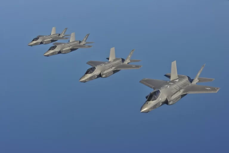 O caça F-35A, estado da arte em tecnologia, foi desenvolvido pela Lockheed Martin. Foto da Força Aérea dos EUA pelo Sargento Mestre Donald R. Allen (Domínio Público)
