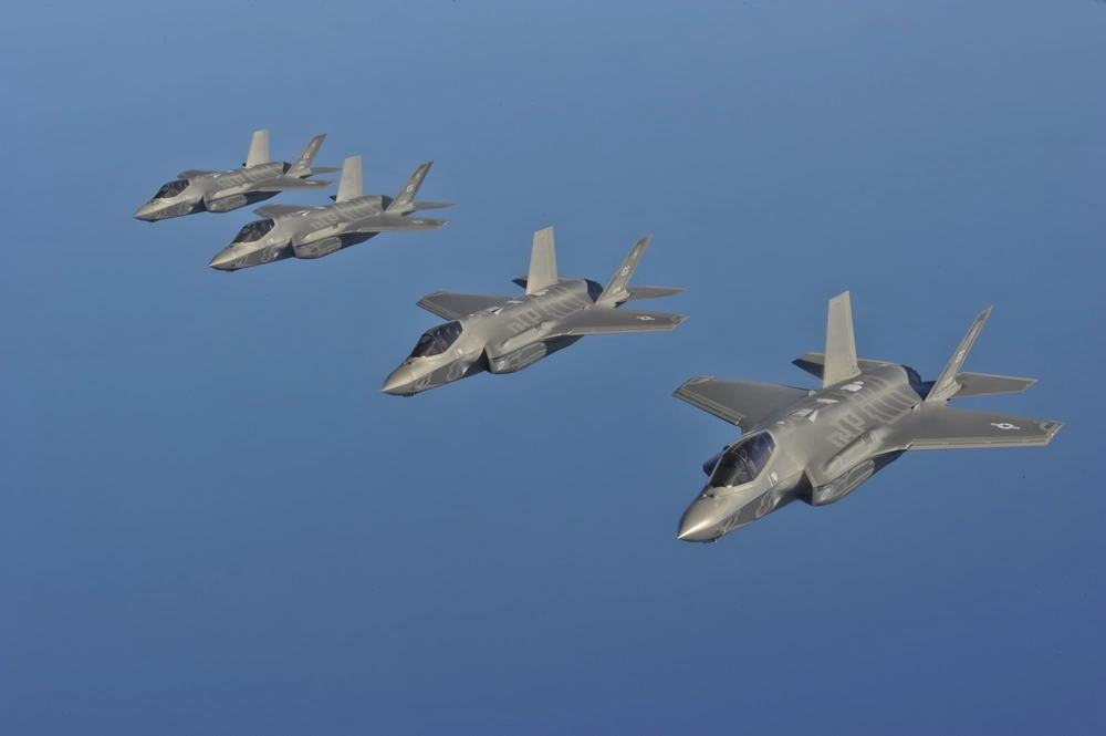 EUA apresentam projetos de caças de 6ª geração F-47 e F/A-XX em corrida contra a China 3 O caça F-35A, estado da arte em tecnologia, foi desenvolvido pela Lockheed Martin. Foto da Força Aérea dos EUA pelo Sargento Mestre Donald R. Allen (Domínio Público)